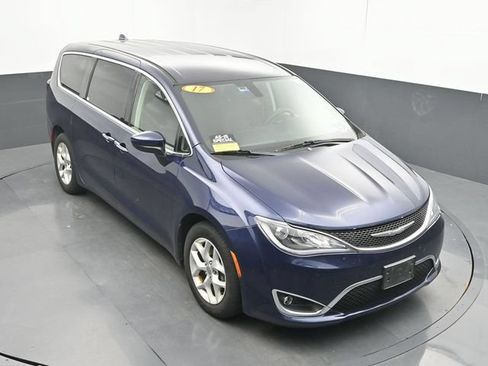 Used 2017 Chrysler Pacifica Touring Plus w/ Tire & Wheel Group FWD image 15