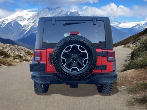 Used 2015 Jeep Wrangler Unlimited Rubicon w/ Connectivity Group image 4