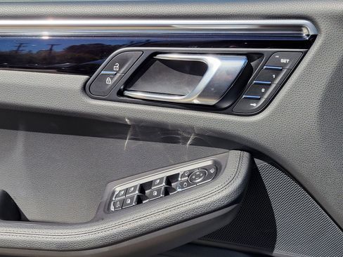 Used 2024 Porsche Macan image 25