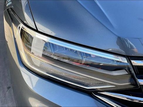 Used 2022 Volkswagen Tiguan SE w/ Panoramic Sunroof Package image 27