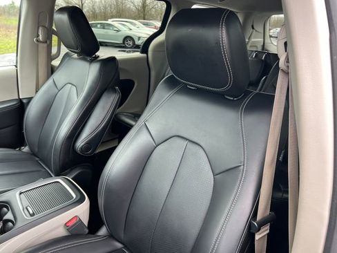 Used 2024 Chrysler Pacifica Touring-L FWD image 14