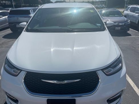 Used 2023 Chrysler Pacifica Touring-L FWD image 2