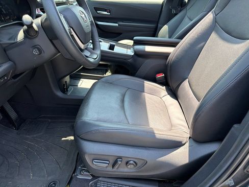 Used 2025 Toyota Sienna Limited AWD/4WD image 17