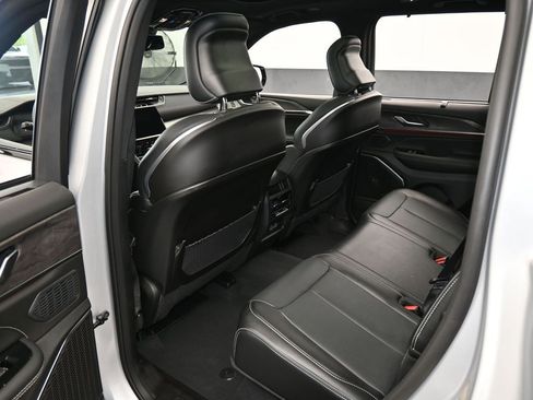 Used 2024 Jeep Grand Cherokee Overland w/ Luxury Tech Group IV image 41