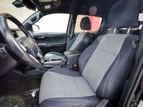 Used 2020 Toyota Tacoma TRD Sport w/ Technology Package AWD/4WD image 13