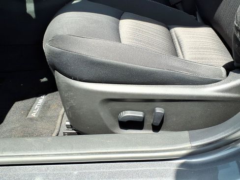 Used 2024 Nissan Altima 2.5 SV FWD image 14