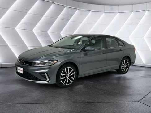 Used 2025 Volkswagen Jetta SE image 3