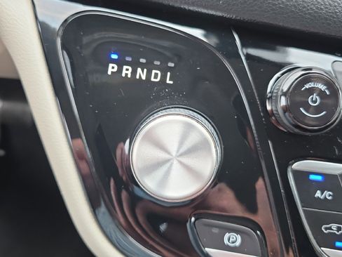 Used 2022 Chrysler Pacifica Touring-L FWD image 37