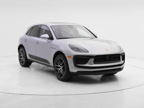Certified 2024 Porsche Macan image 6