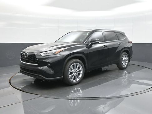 Certified 2026 Toyota Highlander Limited AWD/4WD image 3