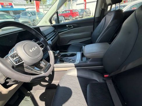 Used 2025 Kia Carnival FWD image 5