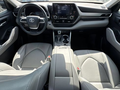 Used 2022 Toyota Highlander XLE FWD image 23