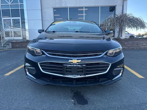 Used 2017 Chevrolet Malibu LT w/ Leather Package FWD image 2