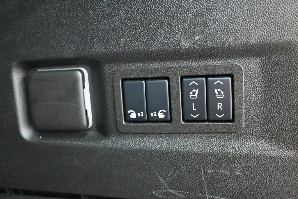 Used 2025 GMC Yukon Denali AWD/4WD image 33