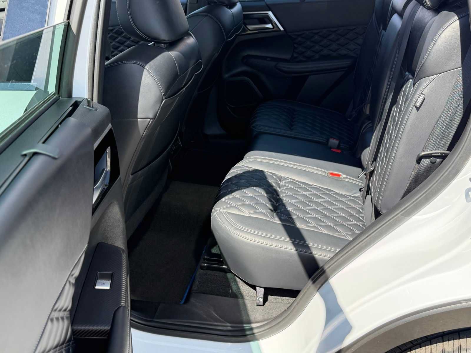 Used 2023 Mitsubishi Outlander SEL AWD/4WD image 24