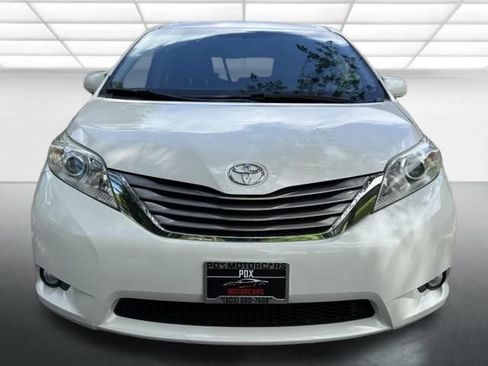 Used 2017 Toyota Sienna XLE Premium FWD image 8