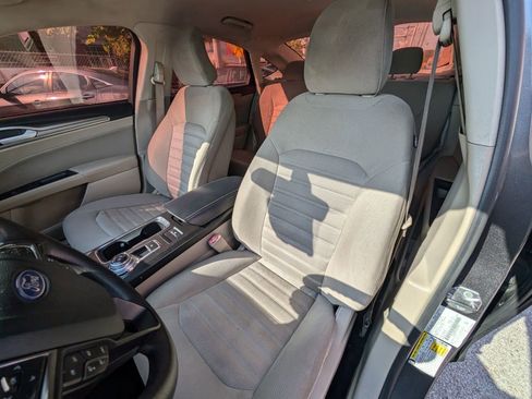 Used 2018 Ford Fusion SE image 16