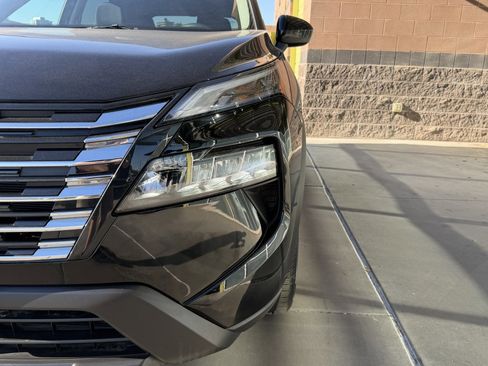 Used 2025 Nissan Rogue SV FWD image 11