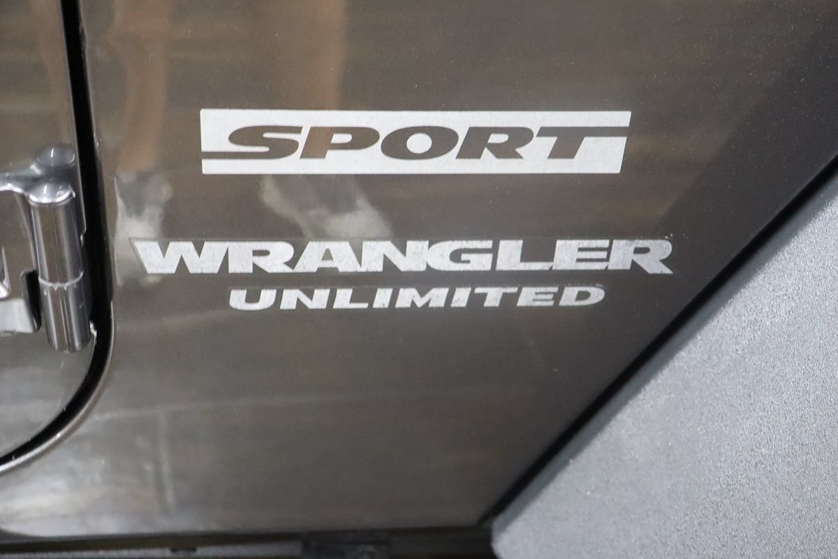 Used 2017 Jeep Wrangler Unlimited Sport w/ Connectivity Group AWD/4WD image 9