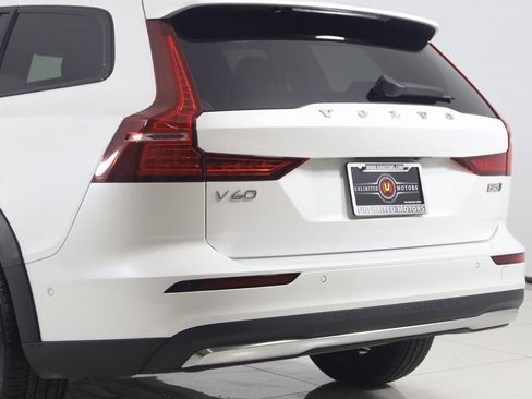 Used 2024 Volvo V60 B5 Cross Country Plus image 24