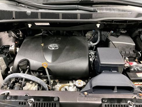 Used 2020 Toyota Sienna SE w/ SE Preferred Package image 31