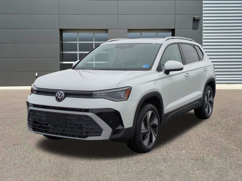 New 2026 Volkswagen Taos SE image 3