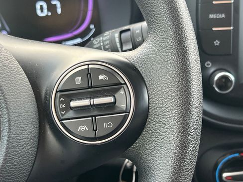 Used 2025 Kia Soul LX w/ LX Technology Package FWD image 25