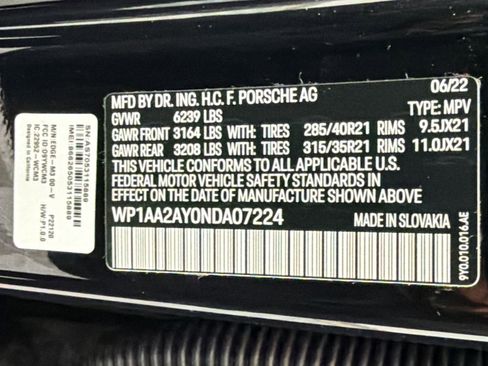 Certified 2022 Porsche Cayenne Platinum Edition image 24