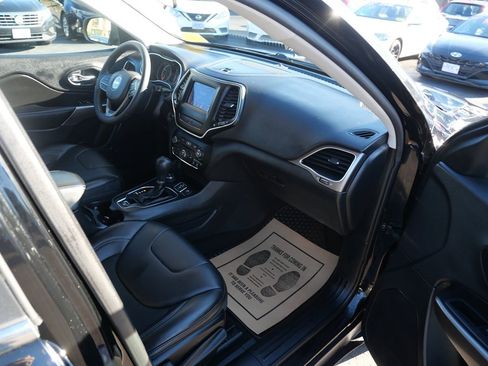 Used 2019 Jeep Cherokee Latitude Plus w/ Cold Weather Group image 28