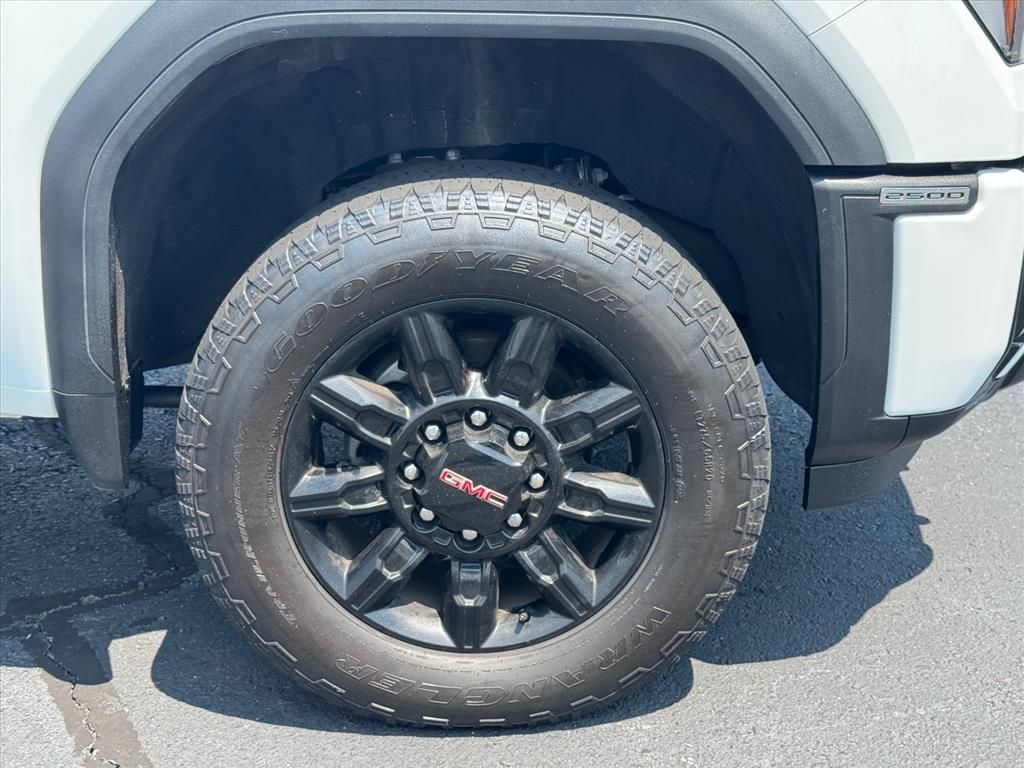Used 2025 GMC Sierra 2500 AT4 AWD/4WD image 9
