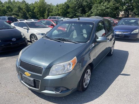 Used 2010 Chevrolet Aveo5 LT w/ Power and Convenience Package FWD image 2