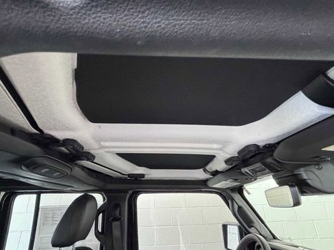 Used 2024 Jeep Wrangler Unlimited Rubicon AWD/4WD image 15