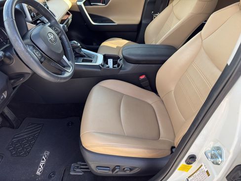 Used 2019 Toyota RAV4 Limited w/ Cold Weather Package FWD image 11