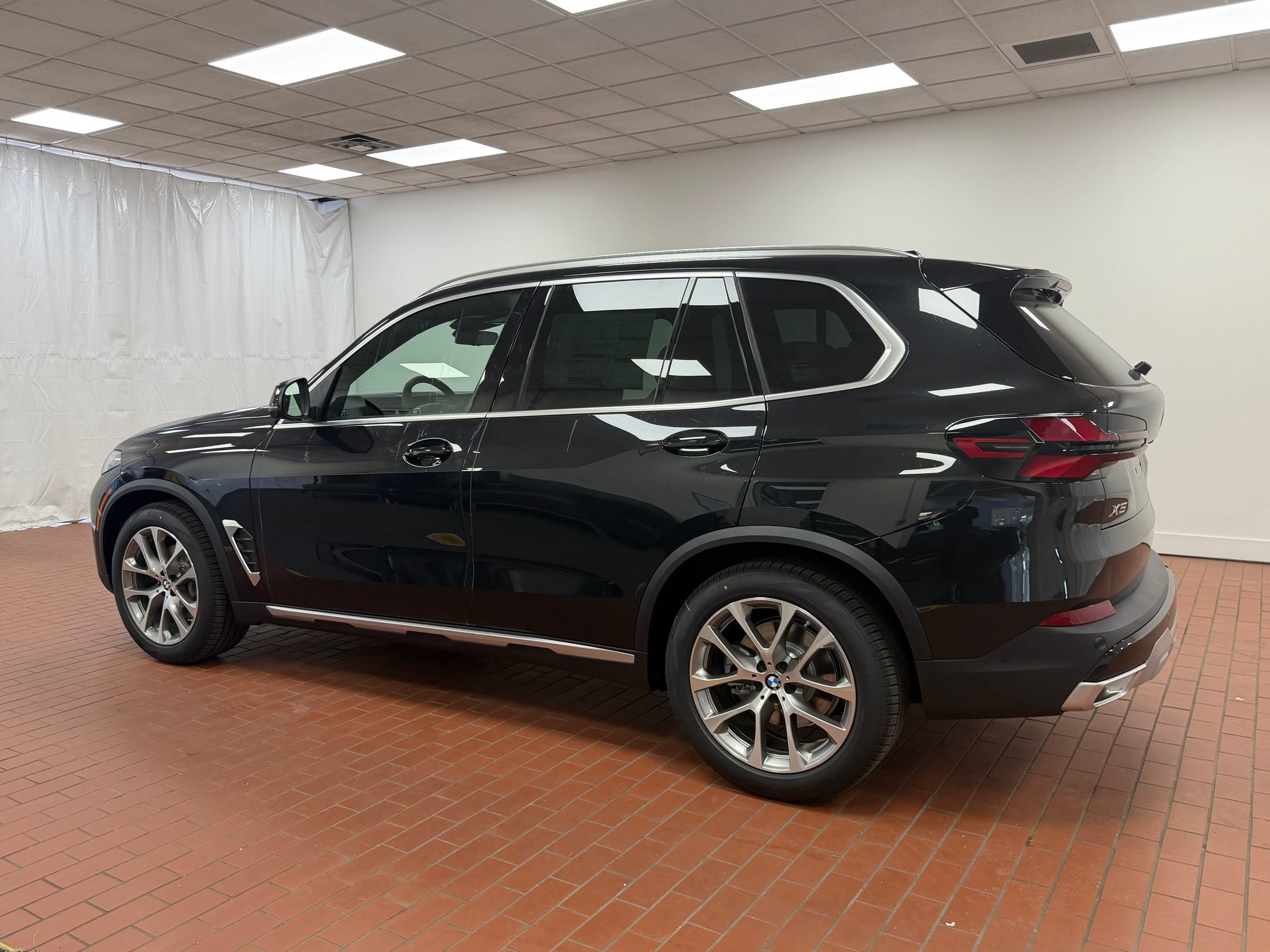 Used 2026 BMW X5 xDrive40i w/ Parking Assistance Package AWD/4WD image 3
