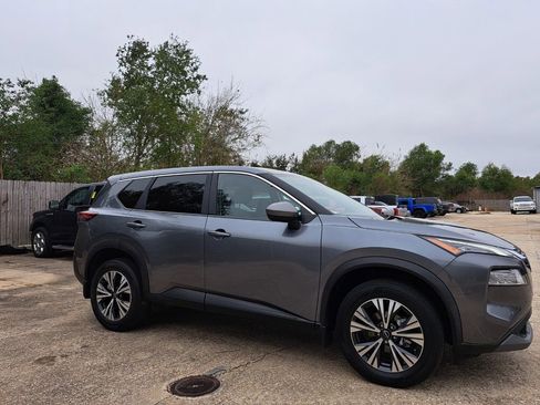 Used 2023 Nissan Rogue SV image 3