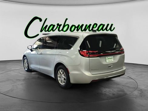 Used 2024 Chrysler Pacifica Touring-L FWD image 3