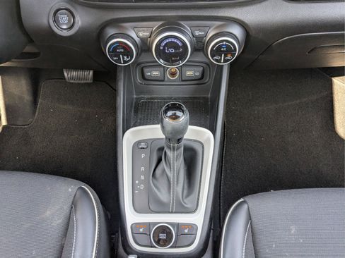 Used 2022 Hyundai Venue Limited FWD image 16