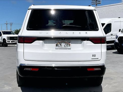 Used 2024 Jeep Wagoneer Series II w/ Flexible Seating Group RWD image 5