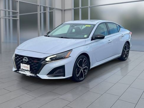 Used 2024 Nissan Altima 2.5 SR w/ SR Premium Package FWD image 4