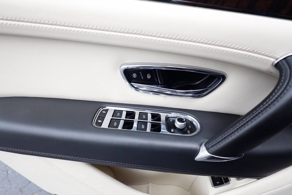 Used 2019 Bentley Bentayga AWD/4WD image 24