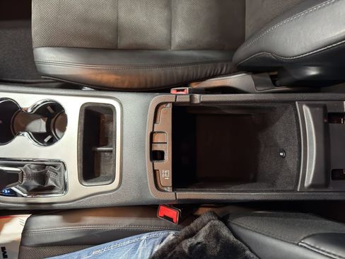 Used 2019 Jeep Grand Cherokee Laredo w/ Laredo X Package image 35