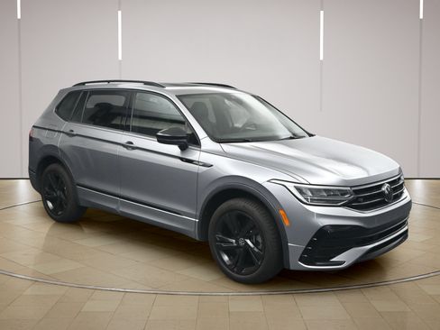 Used 2024 Volkswagen Tiguan SE R-Line FWD image 1