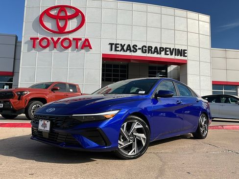 Used 2025 Hyundai Elantra Limited image 2