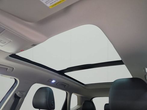 Used 2022 Volkswagen Taos SEL w/ Panoramic Sunroof Package AWD/4WD image 28