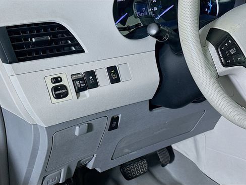 Used 2013 Toyota Sienna XLE FWD image 17