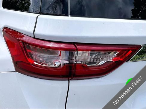 Used 2021 Chevrolet Traverse LS AWD/4WD image 25