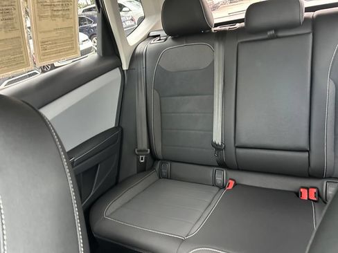 Certified 2024 Volkswagen Taos SE FWD image 12