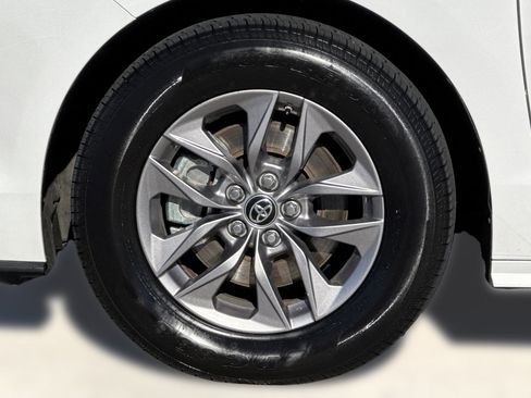 Used 2024 Toyota Sienna LE image 11