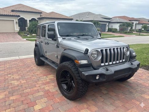 Used 2018 Jeep Wrangler Unlimited Sport S AWD/4WD image 3
