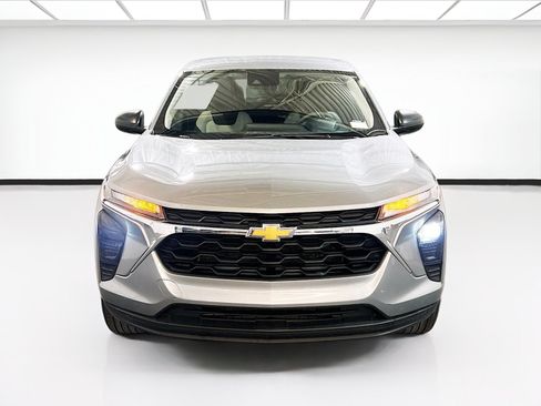 Used 2025 Chevrolet Trax LS FWD image 2
